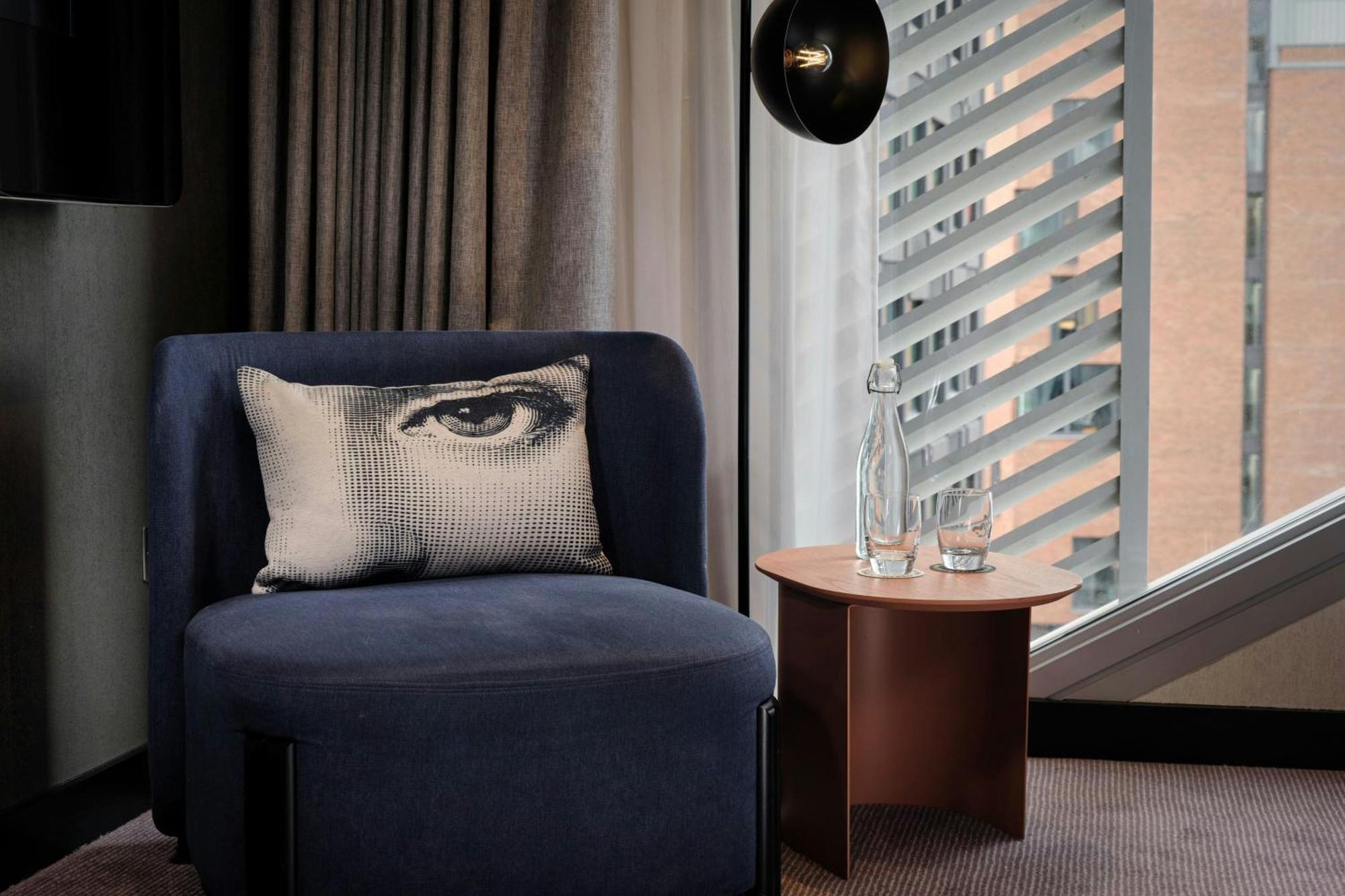 Hotel Montcalm East, Autograph Collection Londres Exterior foto A chair in a hotel room